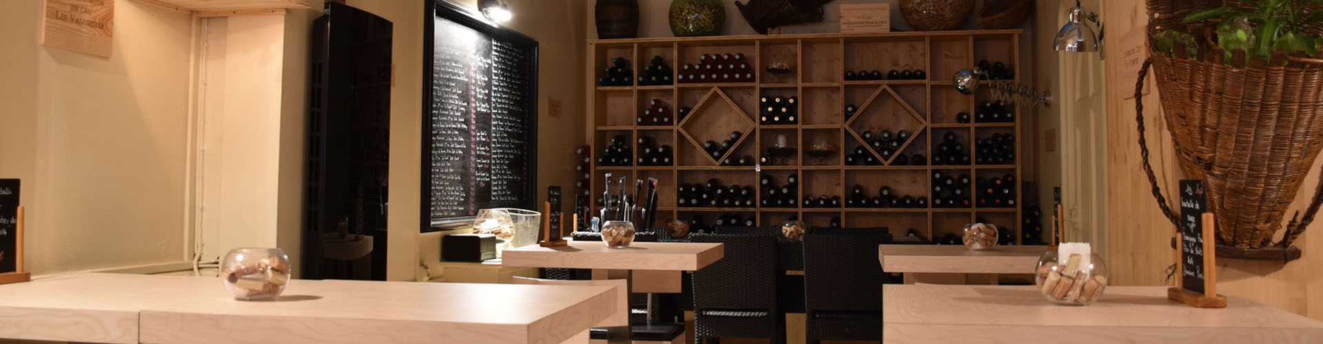 La salle et la cave à vins d’O’Bar@20 à Nuits-Saint-Georges